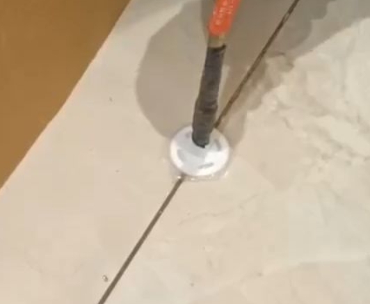 乐山瓷砖空鼓维修公司专业解答瓷砖在铺贴过程中，如果没有涂抹均匀到位的粘结材料（如水泥砂浆或瓷砖胶），可能会导致以下问题